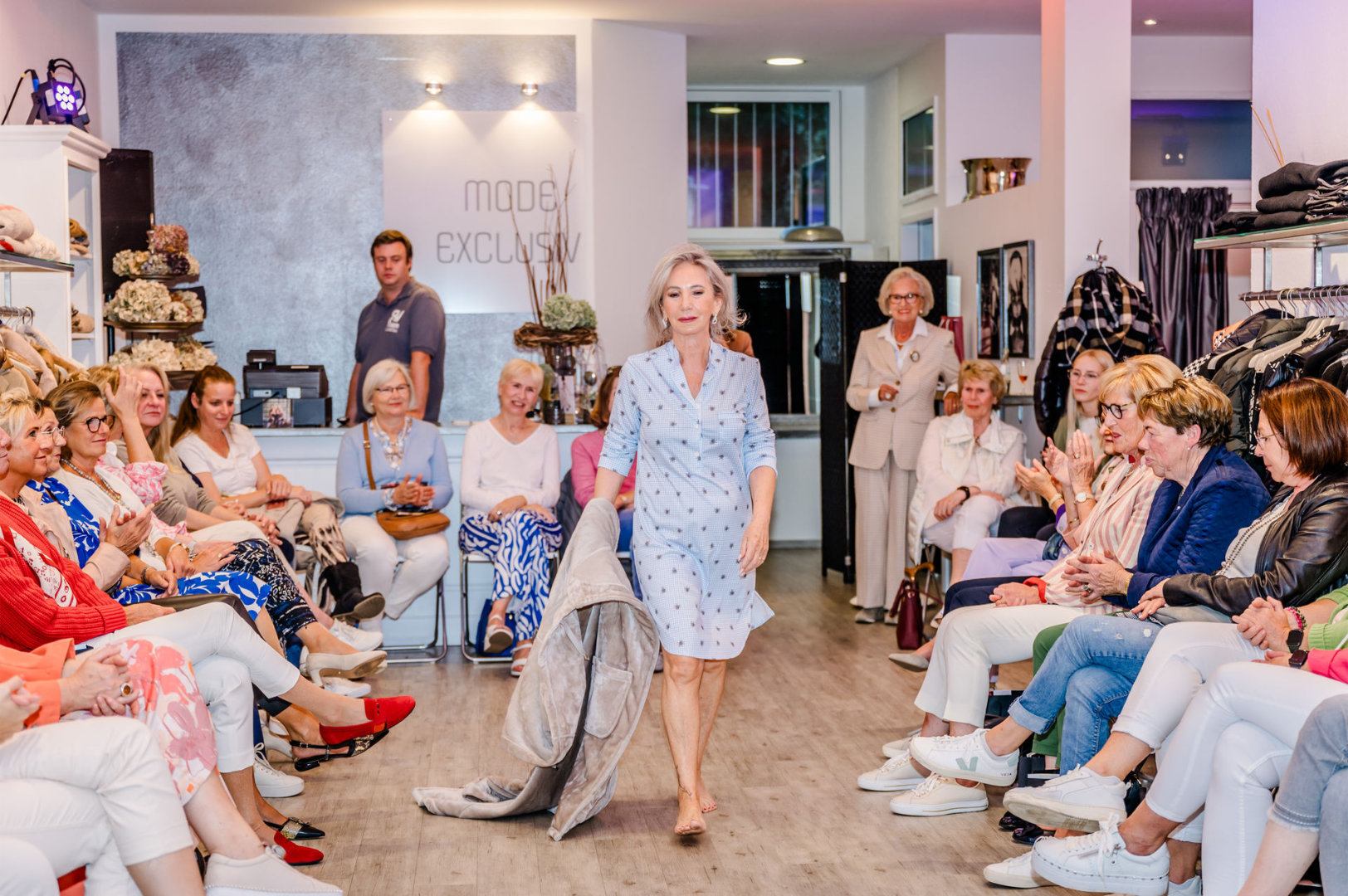 Modenschau Herbst 2023 / 2024 – Bild 29