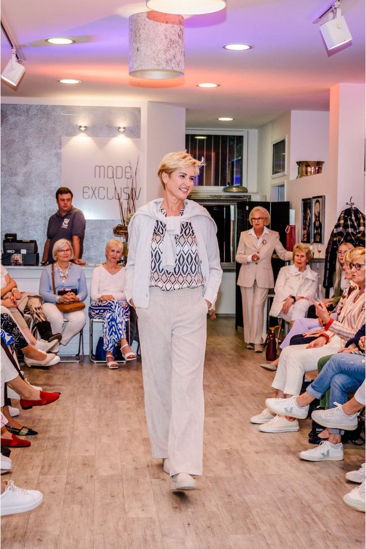 Modenschau Herbst 2023 / 2024 – Bild 34