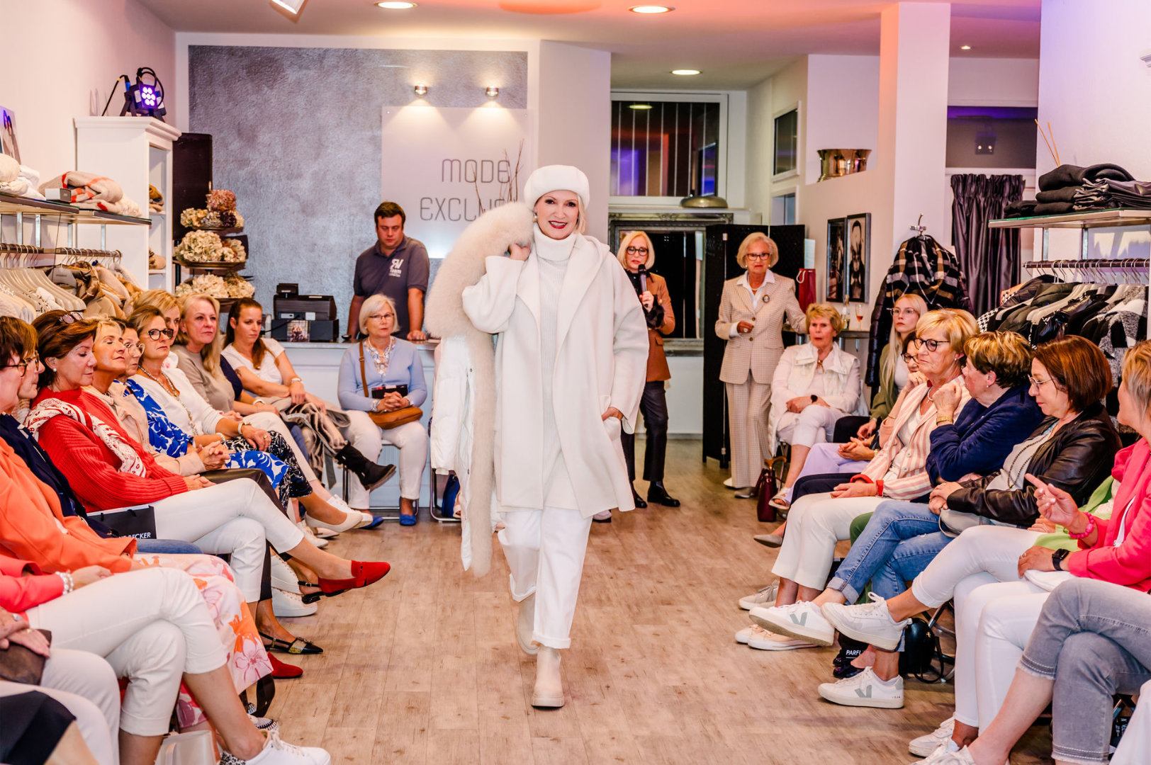 Modenschau Herbst 2023 / 2024 – Bild 43