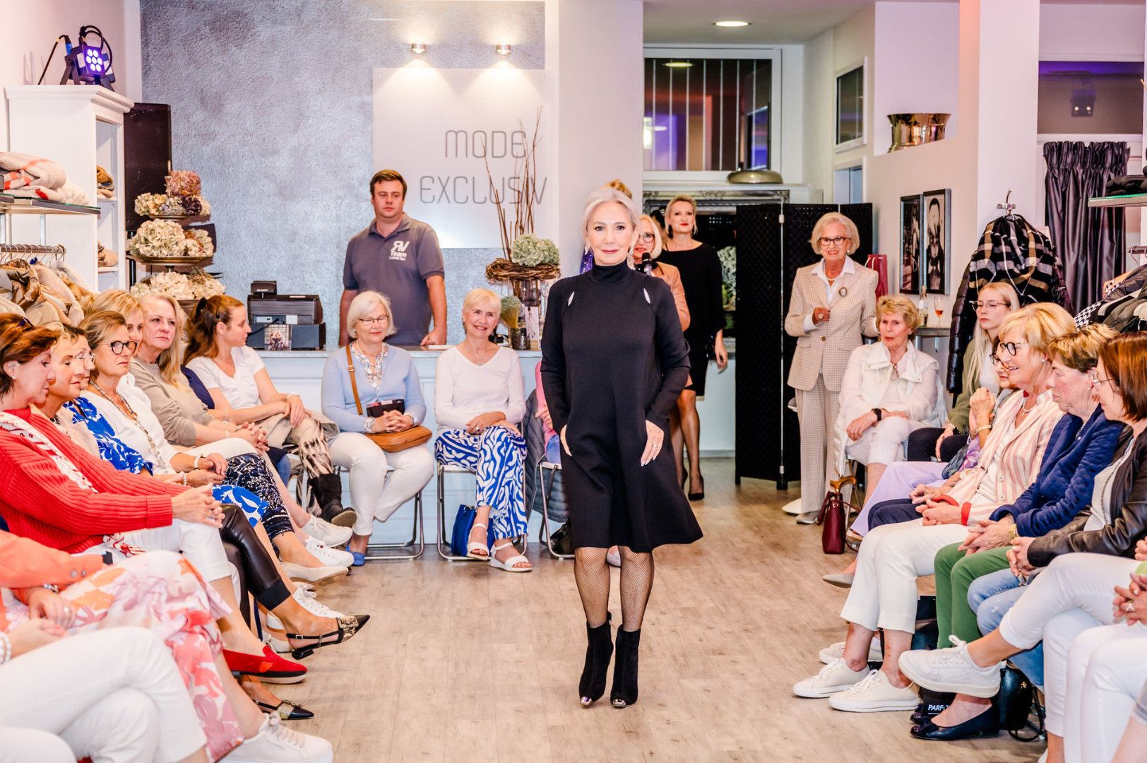 Modenschau Herbst 2023 / 2024 – Bild 53